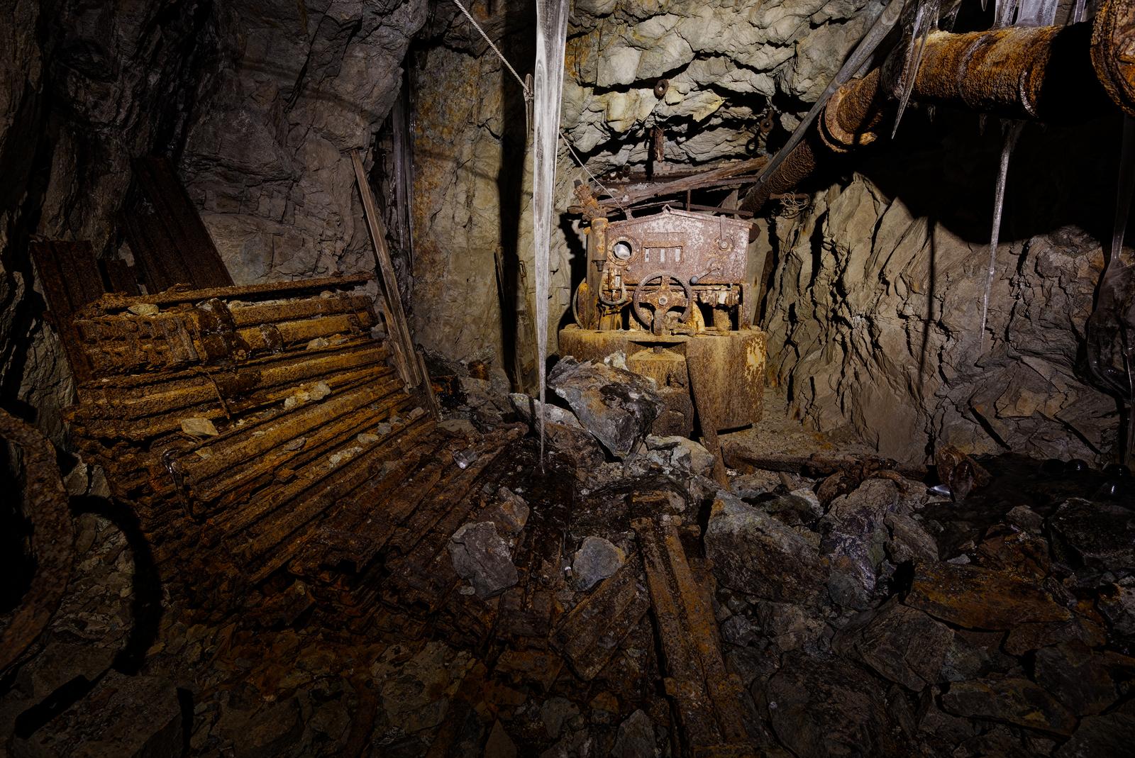 Gold Mine Locomotive & Icicles Gold Mine Locomotive & Icicles